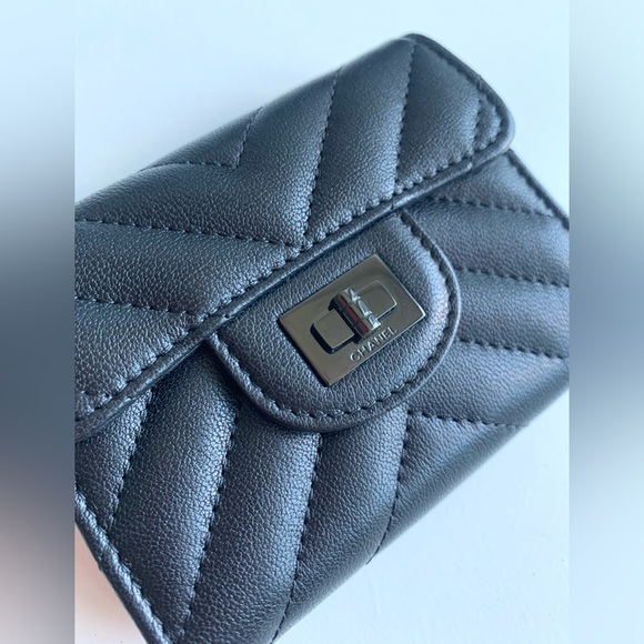 Authentic CHANEL So Black Reissue Compact Wallet Chevron Sheepskin - Picture 2 of 13